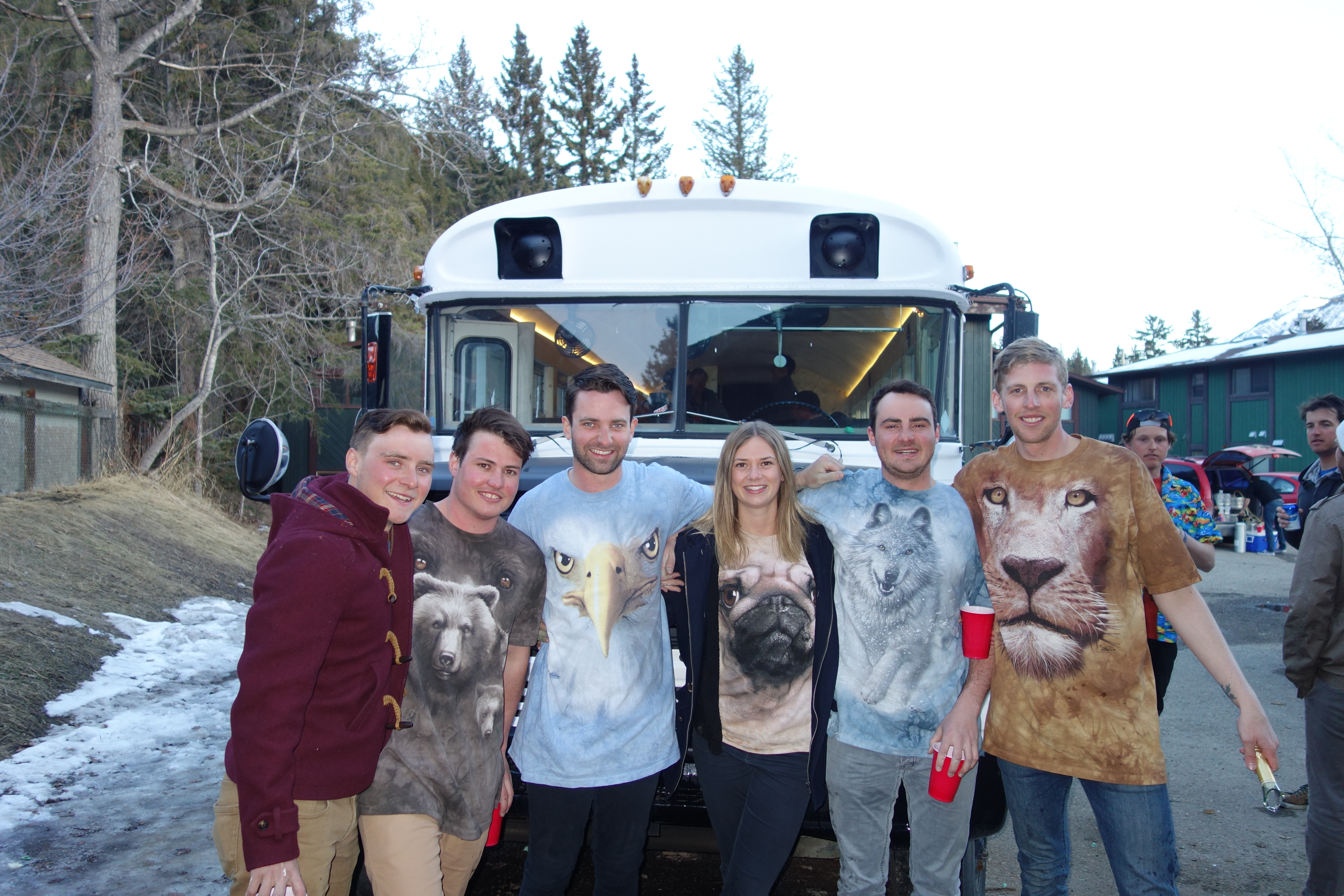 Друзья купили школьный автобус, и превратили его в дом на колесах из школьного автобуса дом на колесах, друзья переделали школьный автобус, австралийцы купили дом школьный автобус