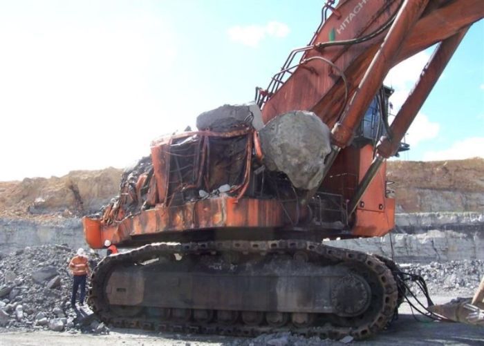 Строители не подрасчитали силу взрыва и попали огромным валуном в жилой дом строители не подрасчитали силу взрыва, взрыв уничтожили кран, взрыв строители пострадал дом