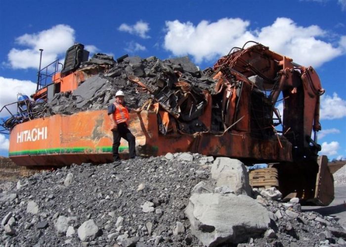 Строители не подрасчитали силу взрыва и попали огромным валуном в жилой дом строители не подрасчитали силу взрыва, взрыв уничтожили кран, взрыв строители пострадал дом