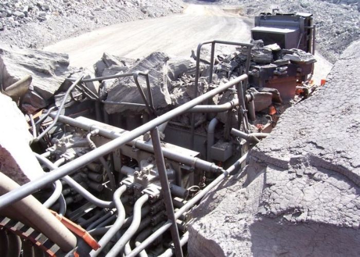 Строители не подрасчитали силу взрыва и попали огромным валуном в жилой дом строители не подрасчитали силу взрыва, взрыв уничтожили кран, взрыв строители пострадал дом