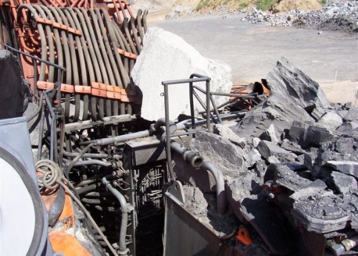 Строители не подрасчитали силу взрыва и попали огромным валуном в жилой дом строители не подрасчитали силу взрыва, взрыв уничтожили кран, взрыв строители пострадал дом