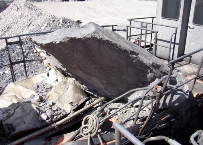 Строители не подрасчитали силу взрыва и попали огромным валуном в жилой дом строители не подрасчитали силу взрыва, взрыв уничтожили кран, взрыв строители пострадал дом