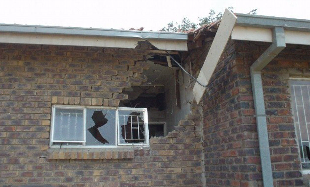 Строители не подрасчитали силу взрыва и попали огромным валуном в жилой дом строители не подрасчитали силу взрыва, взрыв уничтожили кран, взрыв строители пострадал дом