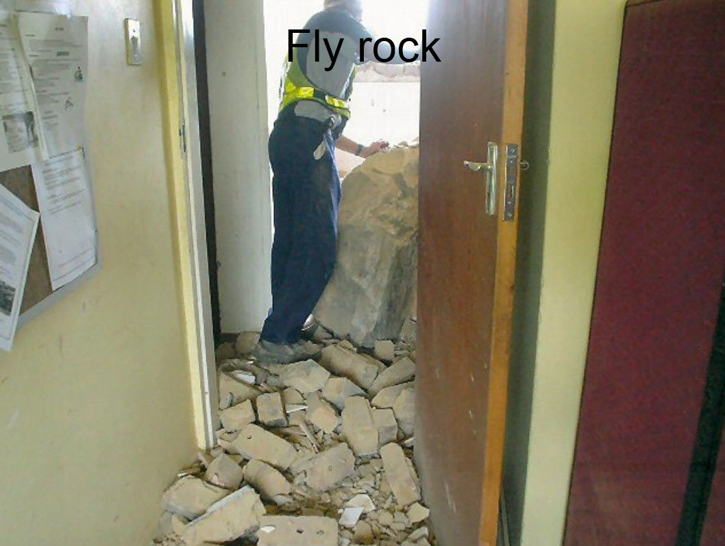 Строители не подрасчитали силу взрыва и попали огромным валуном в жилой дом строители не подрасчитали силу взрыва, взрыв уничтожили кран, взрыв строители пострадал дом