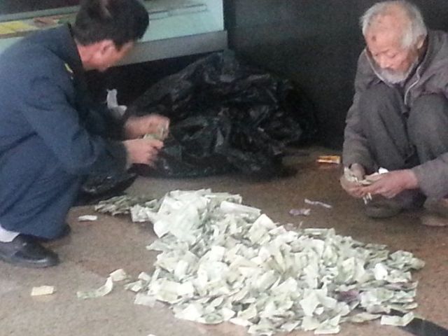 зарабатывает много на попрошайничестве, китайский бомж много денег, 