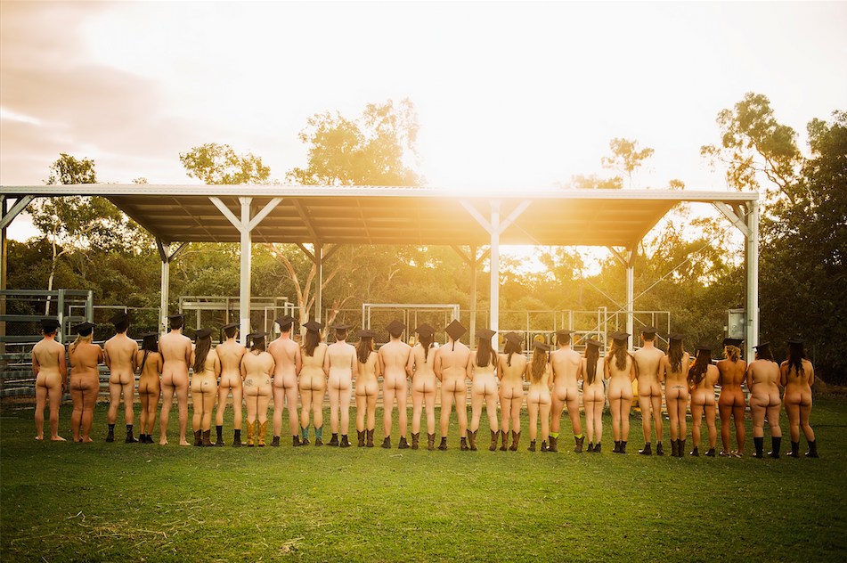 студенты позировали голыми для календаря, ветеринары снялись обнажёнными ради сбора средств