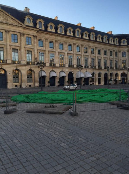 дерево скульптура в Париже, пошлая парижская скульптура, Пола Маккарти, Paul McCarthy