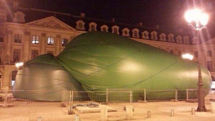 дерево скульптура в Париже, пошлая парижская скульптура, Пола Маккарти, Paul McCarthy