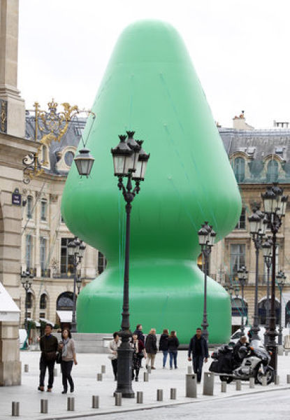 дерево скульптура в Париже, пошлая парижская скульптура, Пола Маккарти, Paul McCarthy