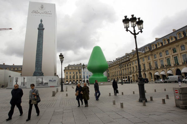 дерево скульптура в Париже, пошлая парижская скульптура, Пола Маккарти, Paul McCarthy