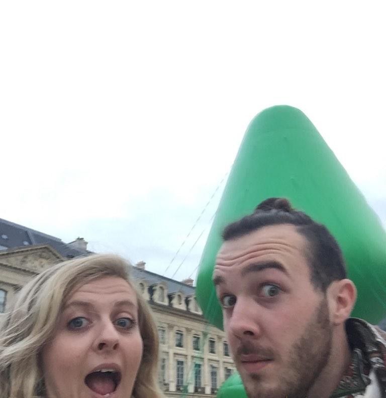 дерево скульптура в Париже, пошлая парижская скульптура, Пола Маккарти, Paul McCarthy