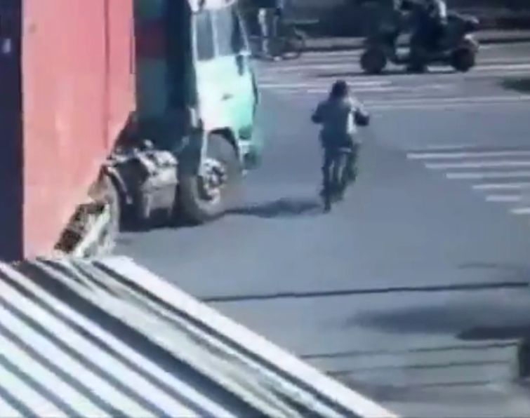 Китайский велосипедист попал под грузовик и остался жив китайский велосипедист попал под грузовик, китайца сбил грузовик, китаец под грузовик остался жив