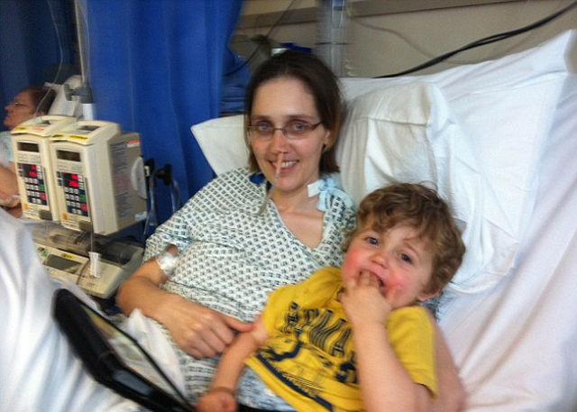 Больная раком мама сделала всё, чтобы её сын чувствовал мамину любовь, даже после её смерти Больная раком, Ровена, написала сыну ,открытки, любовь, после смерти, чувствовал