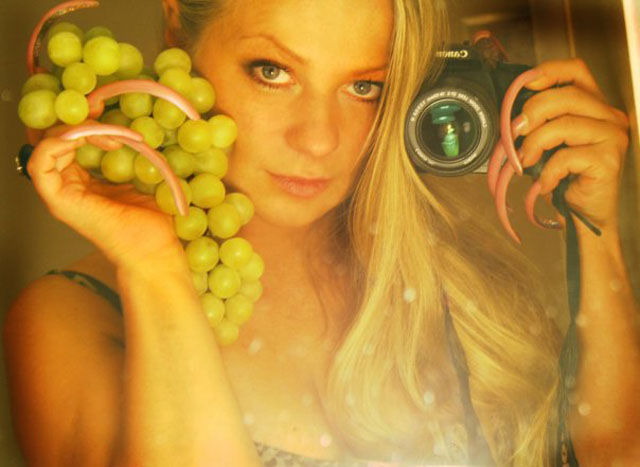 Девушки с просто невероятно длинными ногтями девушки с длинными ногтями фото, невероятно длинные ногти, длинный маникюр