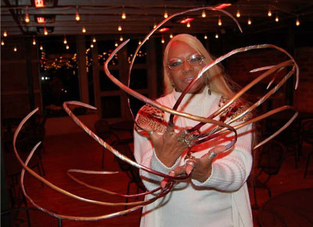 Девушки с просто невероятно длинными ногтями девушки с длинными ногтями фото, невероятно длинные ногти, длинный маникюр