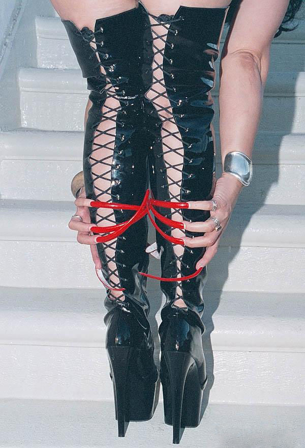 Девушки с просто невероятно длинными ногтями девушки с длинными ногтями фото, невероятно длинные ногти, длинный маникюр