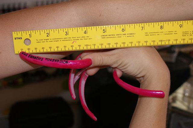 Девушки с просто невероятно длинными ногтями девушки с длинными ногтями фото, невероятно длинные ногти, длинный маникюр