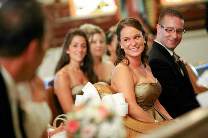 Мужчины смотрят на женскую грудь, мучины глазят фигуру