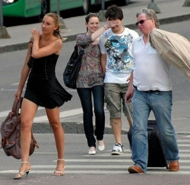 Мужчины смотрят на женскую грудь, мучины глазят фигуру