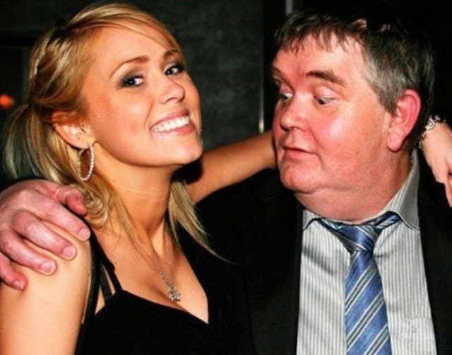 Мужчины смотрят на женскую грудь, мучины глазят фигуру