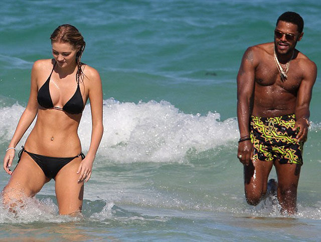 Мужчины смотрят на женскую грудь, мучины глазят фигуру