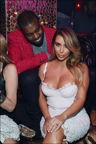 Мужчины смотрят на женскую грудь, мучины глазят фигуру