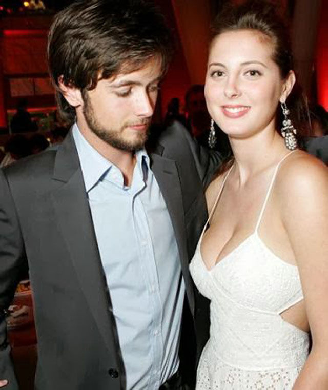 Мужчины смотрят на женскую грудь, мучины глазят фигуру