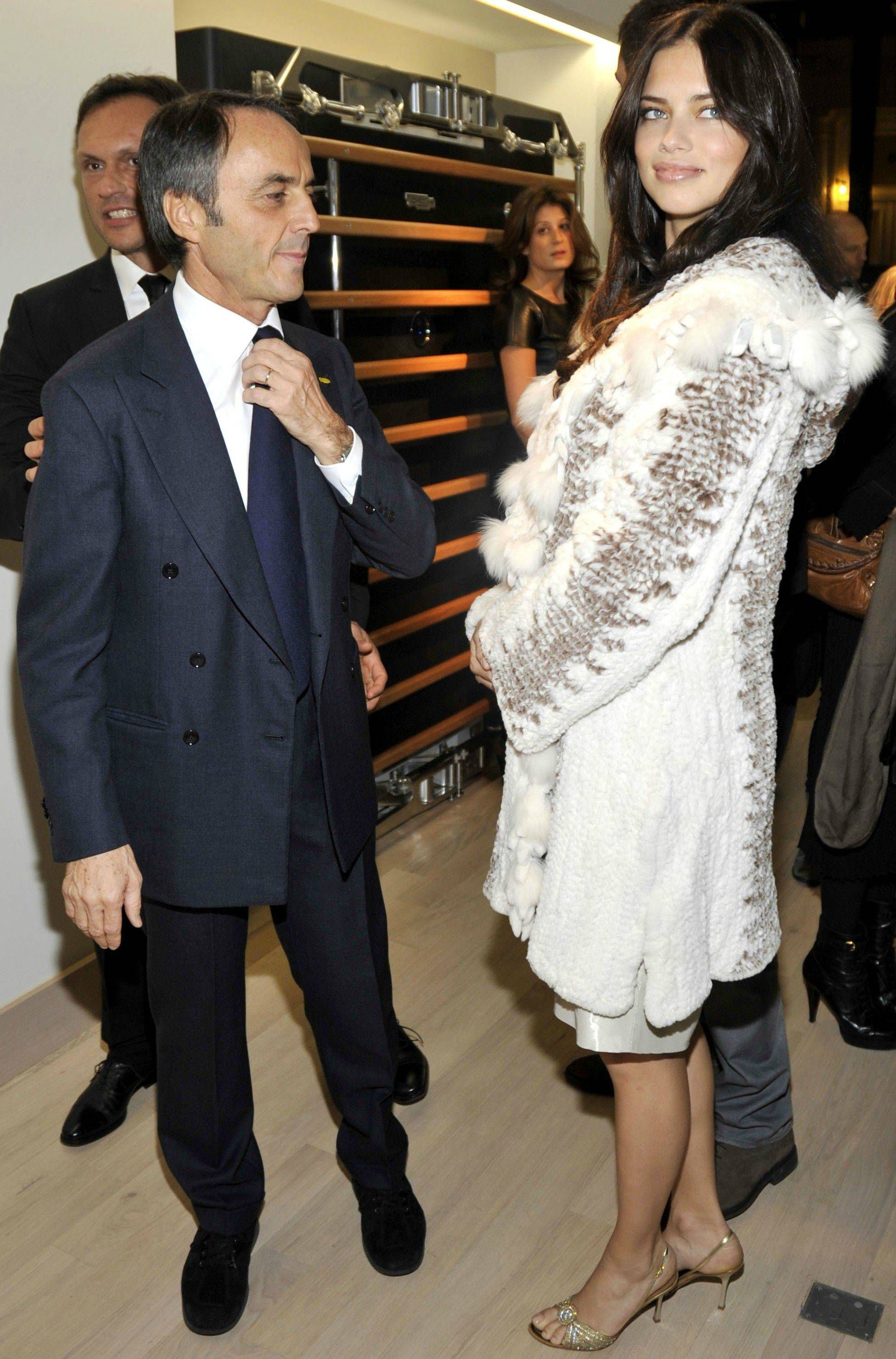 Мужчины смотрят на женскую грудь, мучины глазят фигуру