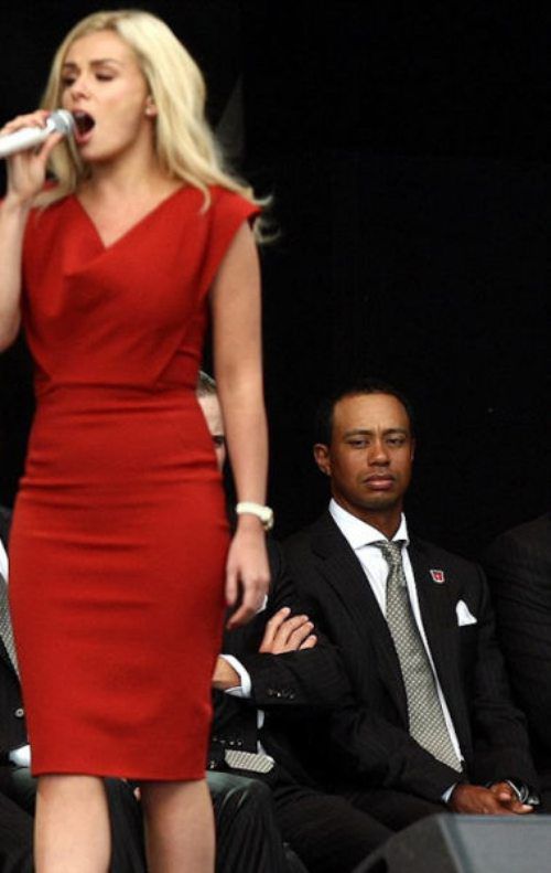 Мужчины смотрят на женскую грудь, мучины глазят фигуру