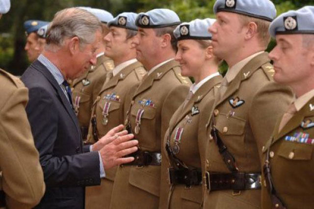 Мужчины смотрят на женскую грудь, мучины глазят фигуру