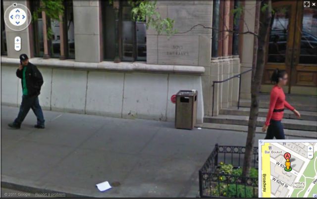 Мужчины смотрят на женскую грудь, мучины глазят фигуру