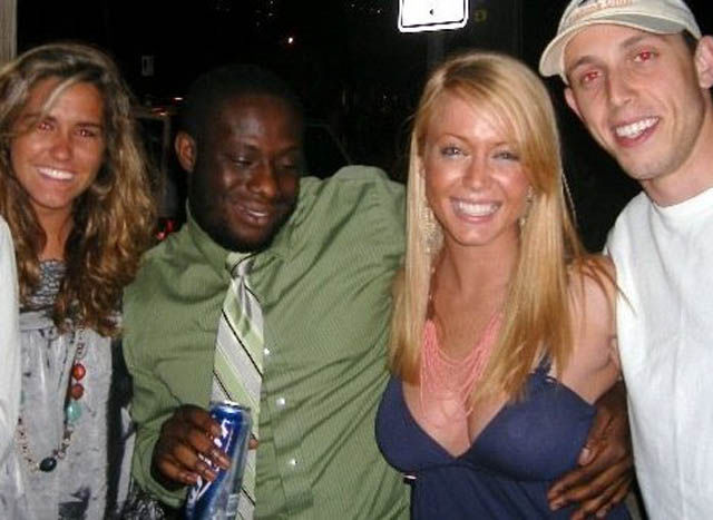 Мужчины смотрят на женскую грудь, мучины глазят фигуру