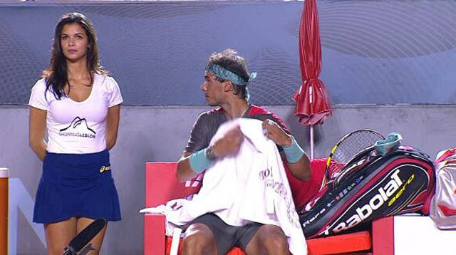 Мужчины смотрят на женскую грудь, мучины глазят фигуру