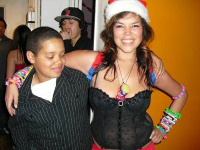 Мужчины смотрят на женскую грудь, мучины глазят фигуру