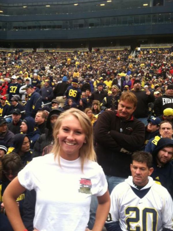 Мужчины смотрят на женскую грудь, мучины глазят фигуру