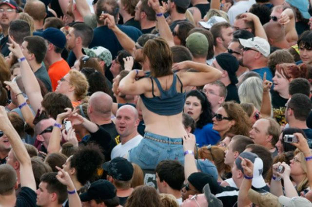 Мужчины смотрят на женскую грудь, мучины глазят фигуру