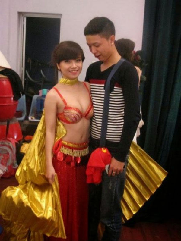 Мужчины смотрят на женскую грудь, мучины глазят фигуру