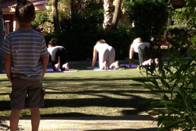 Мужчины смотрят на женскую грудь, мучины глазят фигуру