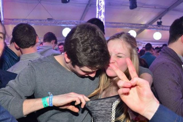 Мужчины смотрят на женскую грудь, мучины глазят фигуру