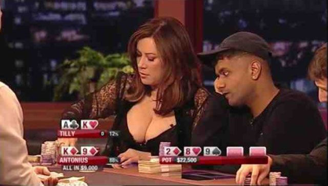 Мужчины смотрят на женскую грудь, мучины глазят фигуру