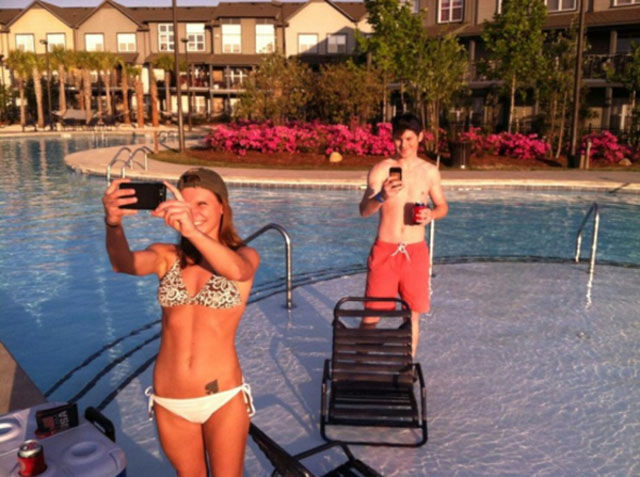 Мужчины смотрят на женскую грудь, мучины глазят фигуру