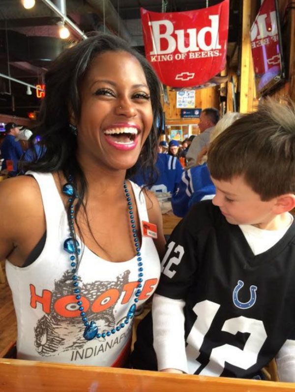 Мужчины смотрят на женскую грудь, мучины глазят фигуру