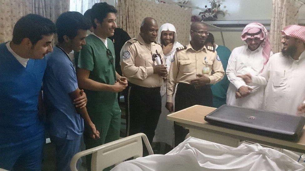 парень нашел поддержку через твиттер, twitter пришло много посетителей, больной написал в твиттер, пожаловался что никто не посещает