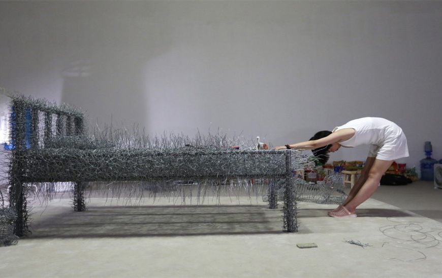 Zhou Jie bed iron 36 days, Чжоу Цзе 36 дней, кровать из железных прутьев арт-проект