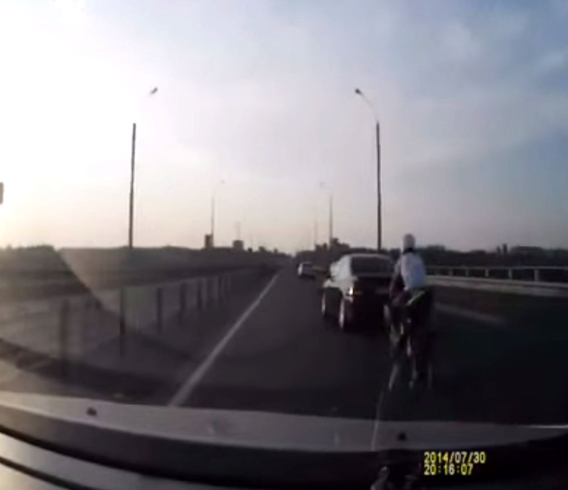 мотоциклист врезался сальто, байкер врезался сделал сальто, водитель мотоцикла врезался в машину сальто