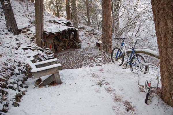 Человек-хоббит, землянка в лесу, Дэн Прайс, Dan Price