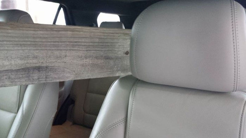 доска в лобовое стекло, доска пробила стекло, доска через автомобиль