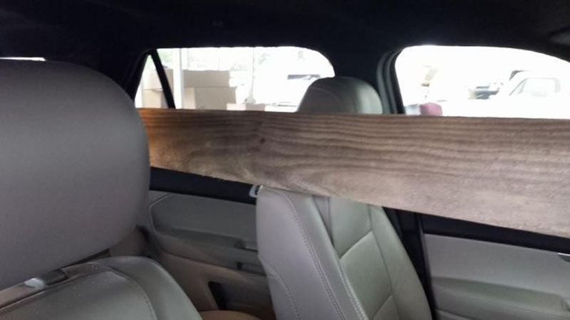 доска в лобовое стекло, доска пробила стекло, доска через автомобиль