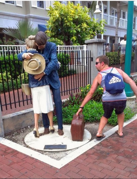 Люди шутят над статуями, смешные приколы со статуями