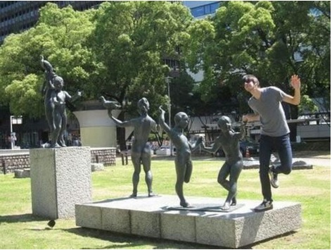 Люди шутят над статуями, смешные приколы со статуями